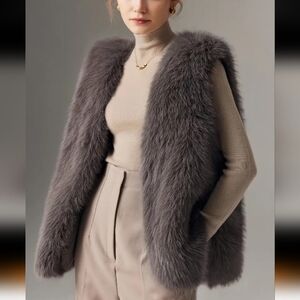 NEW‼️ 🩶 Gray Fur Vest 🩶